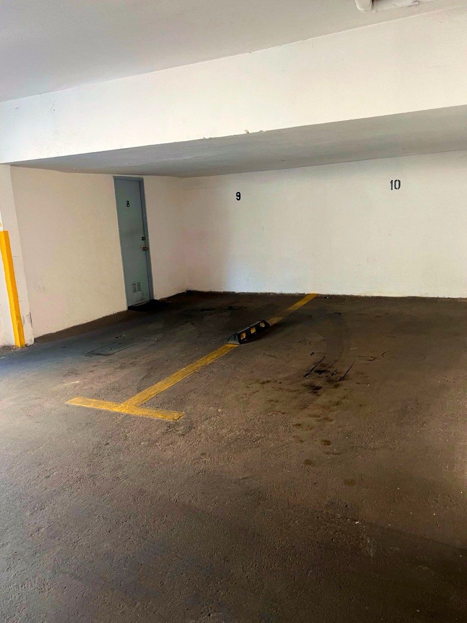 Estacionamiento subterráneo con espacios numerados - Suites Vitacura