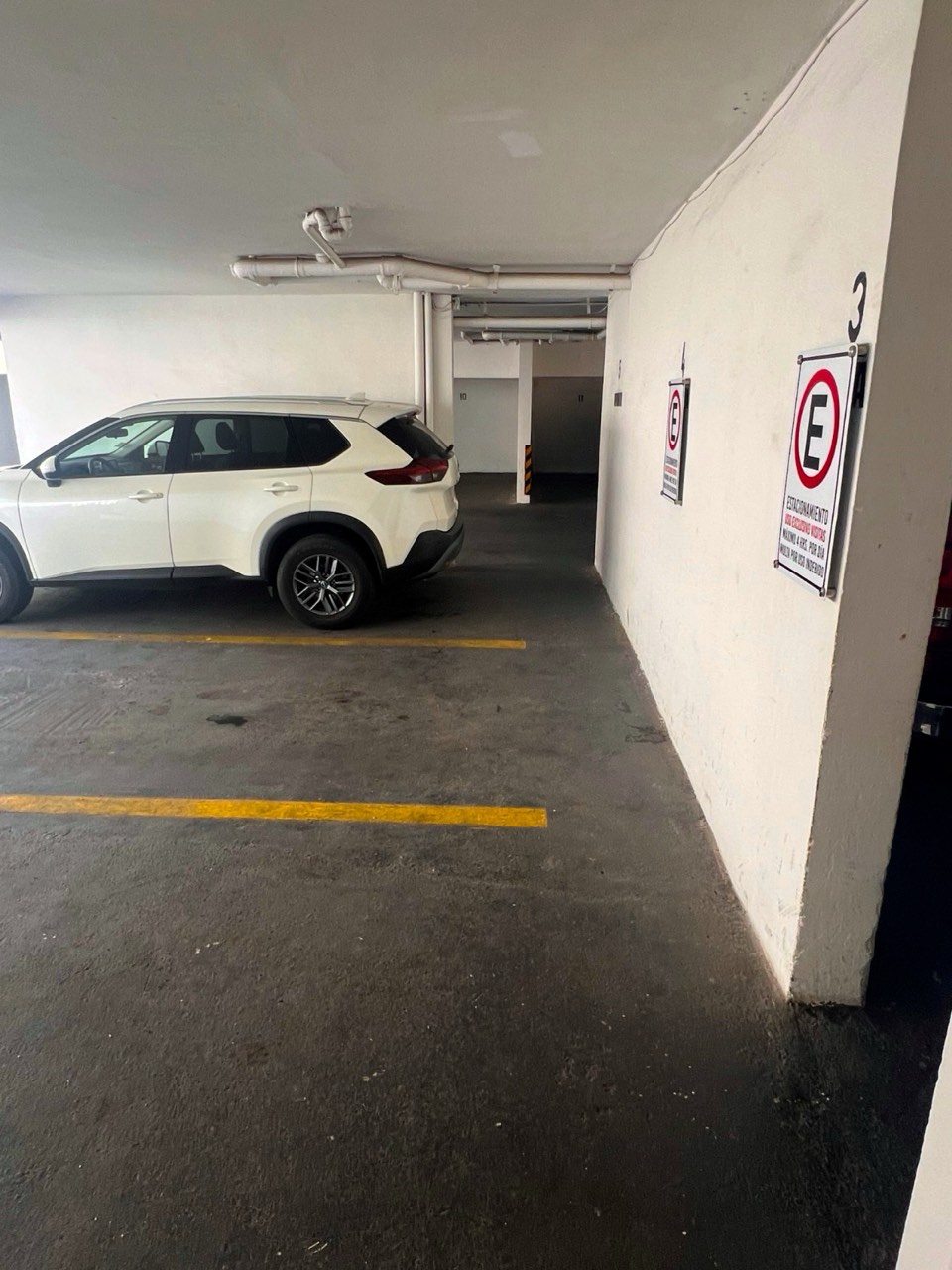 Estacionamiento subterráneo con señalización - Suites Vitacura