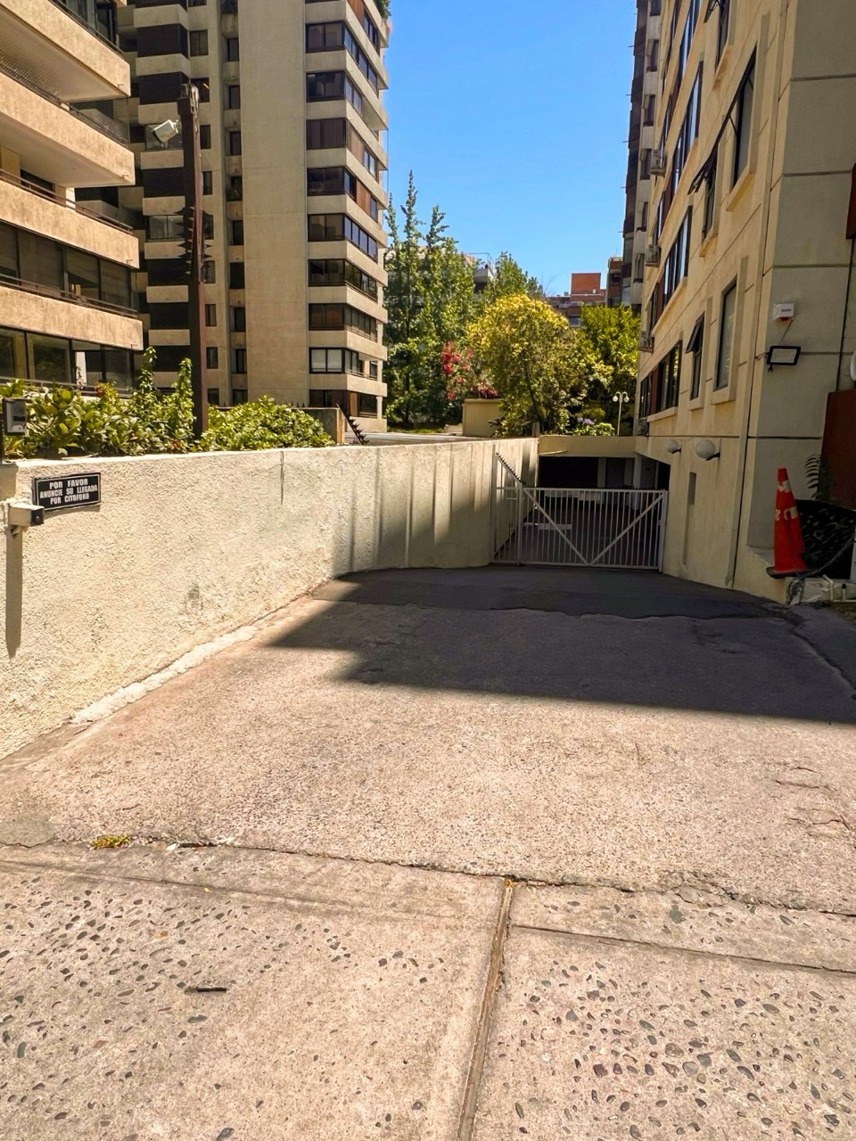 Rampa de acceso al estacionamiento subterráneo - Suites Vitacura