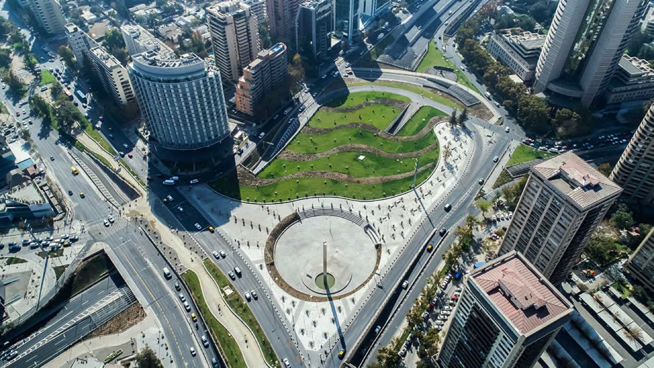Acceso directo a autopistas Costanera Norte y Américo Vespucio desde Suites Vitacura