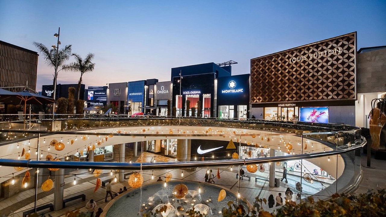 Centro comercial Parque Arauco a 3 minutos caminando de Suites Vitacura