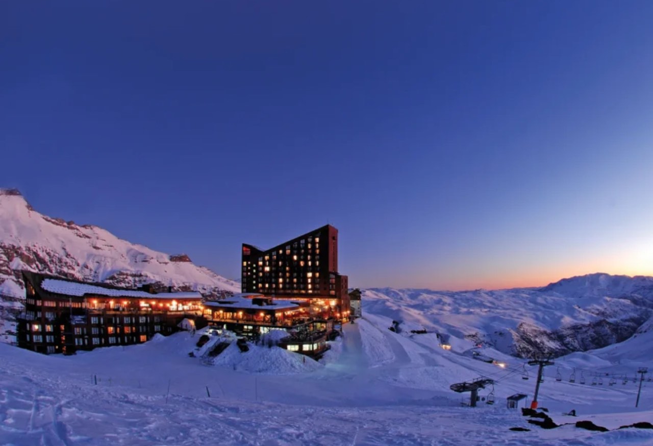 Vista panorámica del centro de esquí Valle Nevado cerca de Santiago
